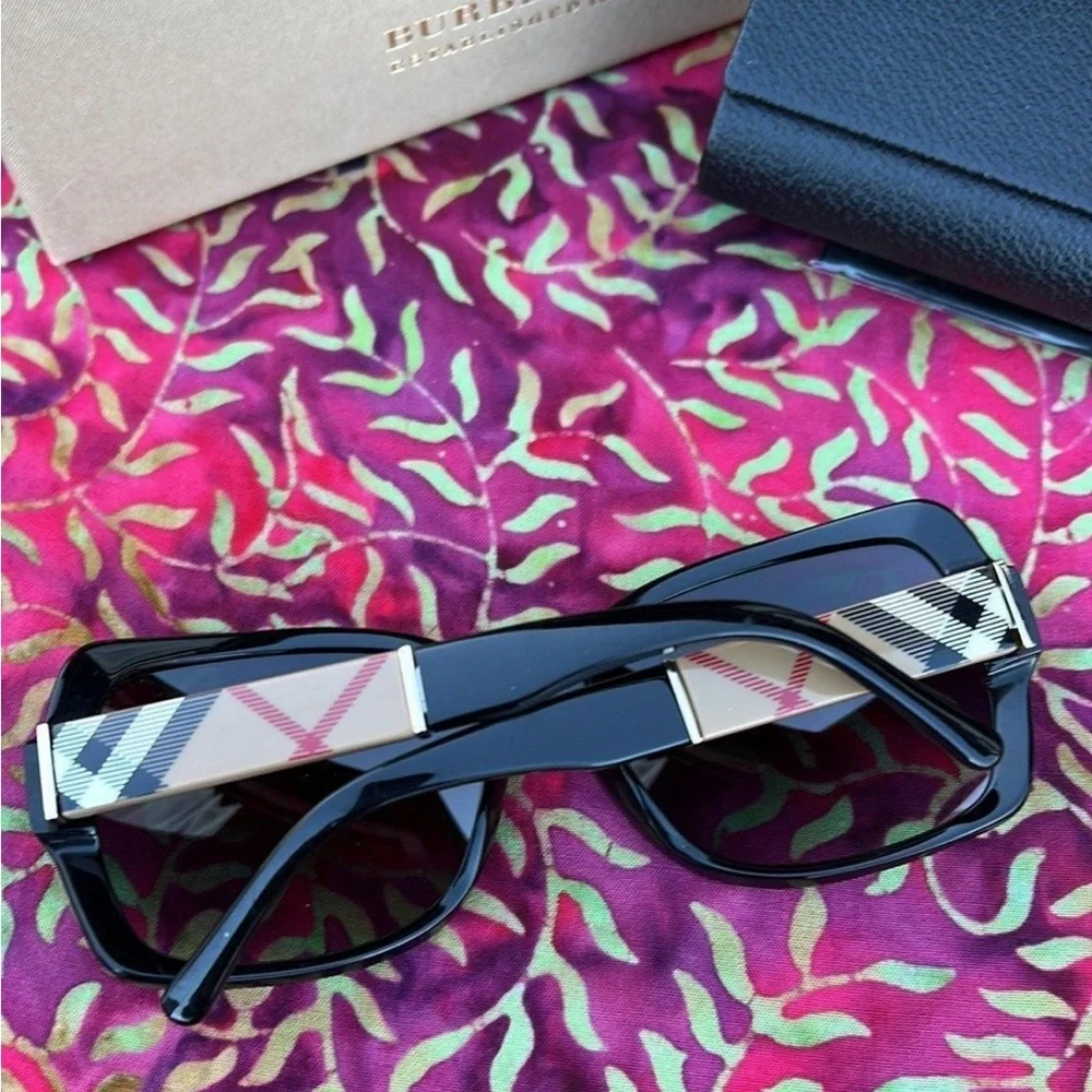 🕶️ New Burberry Iconic Tartan Plaid Sunglasses 🕶️ - Picture 4 of 16